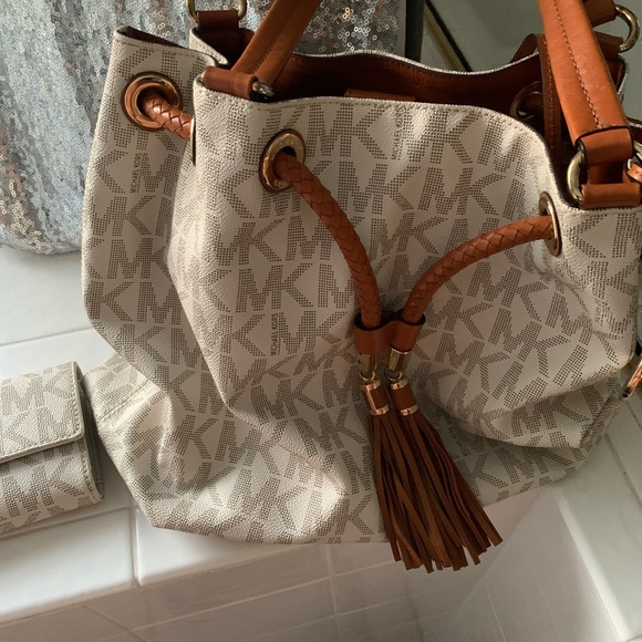 Michael Kors hobo and wallet set ( It’s a 2 fer- bundle) EUC. No call outs - Picture 11 of 16